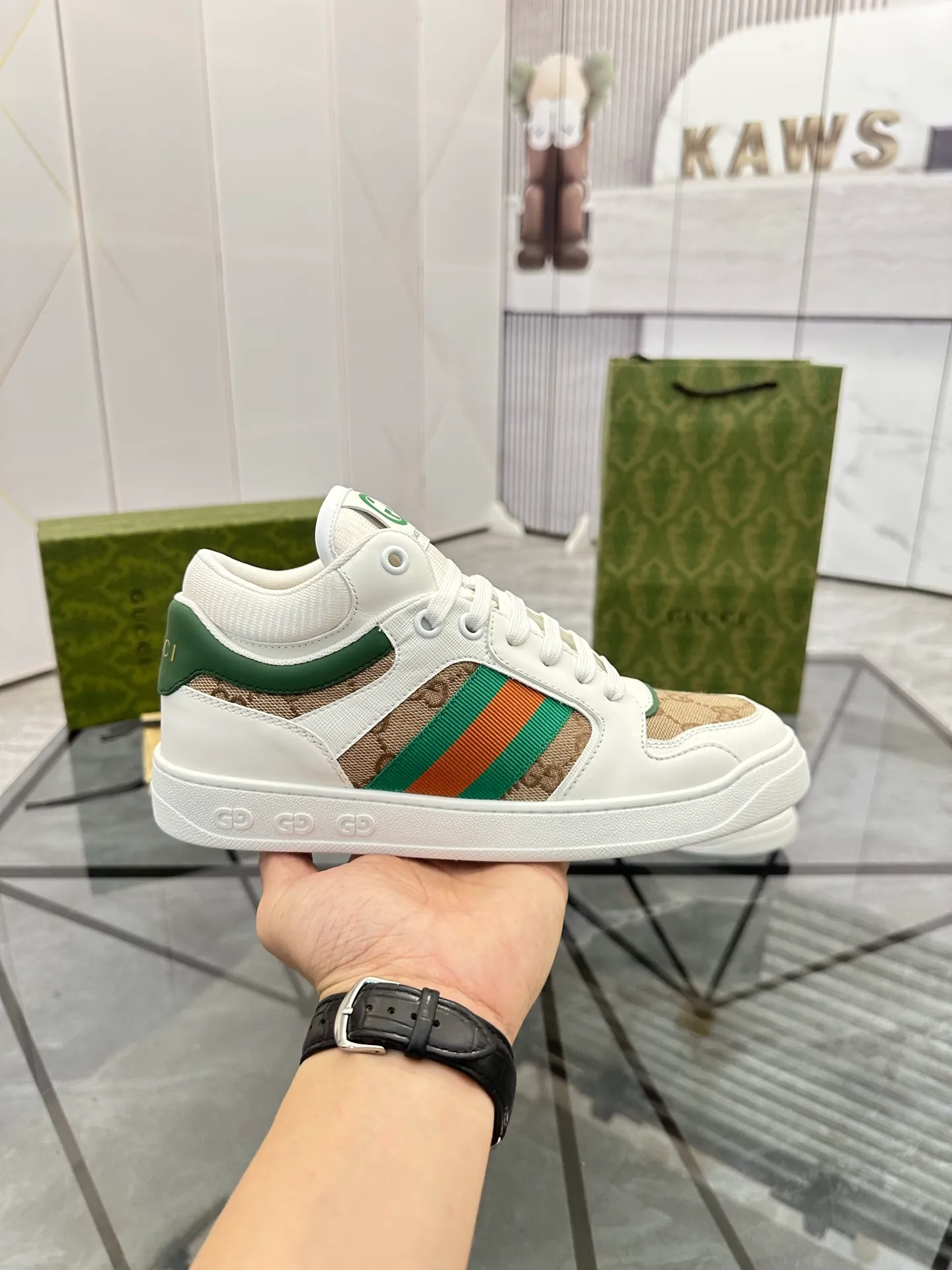 Selling men's shoes 💰: 💰P560¥ Top quality Product trademark: Gucci* "Gucci*" low-top casual shoes Regular size: 38-44 (can be customized to 45.46.) Product material: imported first-layer cowhide leather upper, breathable lining, original outsole. No.: 004